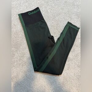 Outdoor Voices Seamless Smooth 718
Leggings in Black/Evergreen Sz S